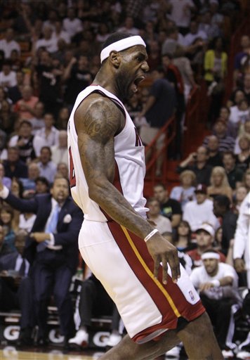 苏亚雷斯名场面，举报门将手球！（苏亚雷斯经典瞬间：当场示意门将手球）