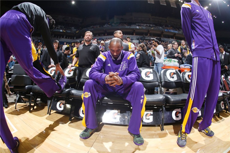 前锋远射破门，全场欢呼（前锋一脚远射破网，全场沸腾）