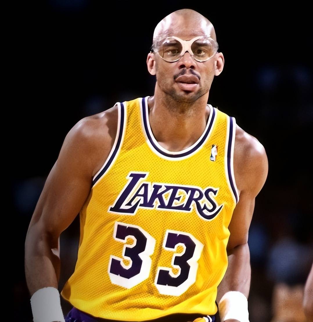 字母哥内线统治 雄鹿延续连胜（阿德托昆博制霸禁区 雄鹿再添连胜）