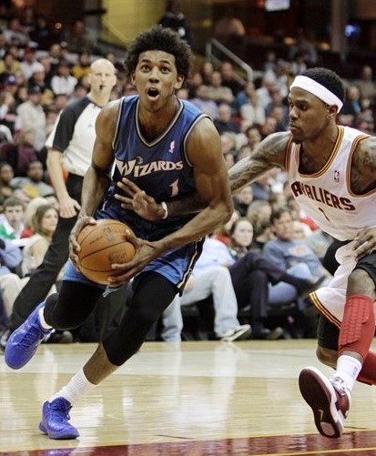 有惊无险，小麦和孔蒂所乘飞机警告灯误报导致飞机迫降（虚惊一场：小麦与孔蒂所乘航班因警示灯误报紧急降落）