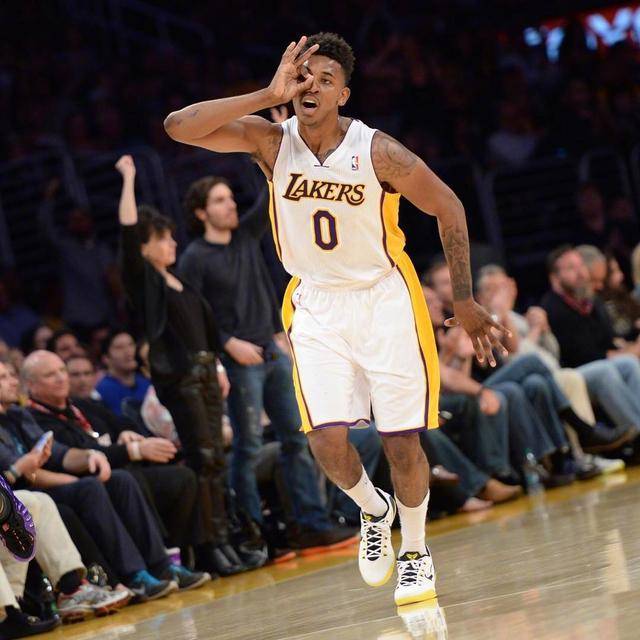 米体：米兰双雄均有意铃木彩艳，帕尔马要价2000万欧（米体：米兰城双雄争夺铃木彩艳，帕尔马标价2000万欧元）