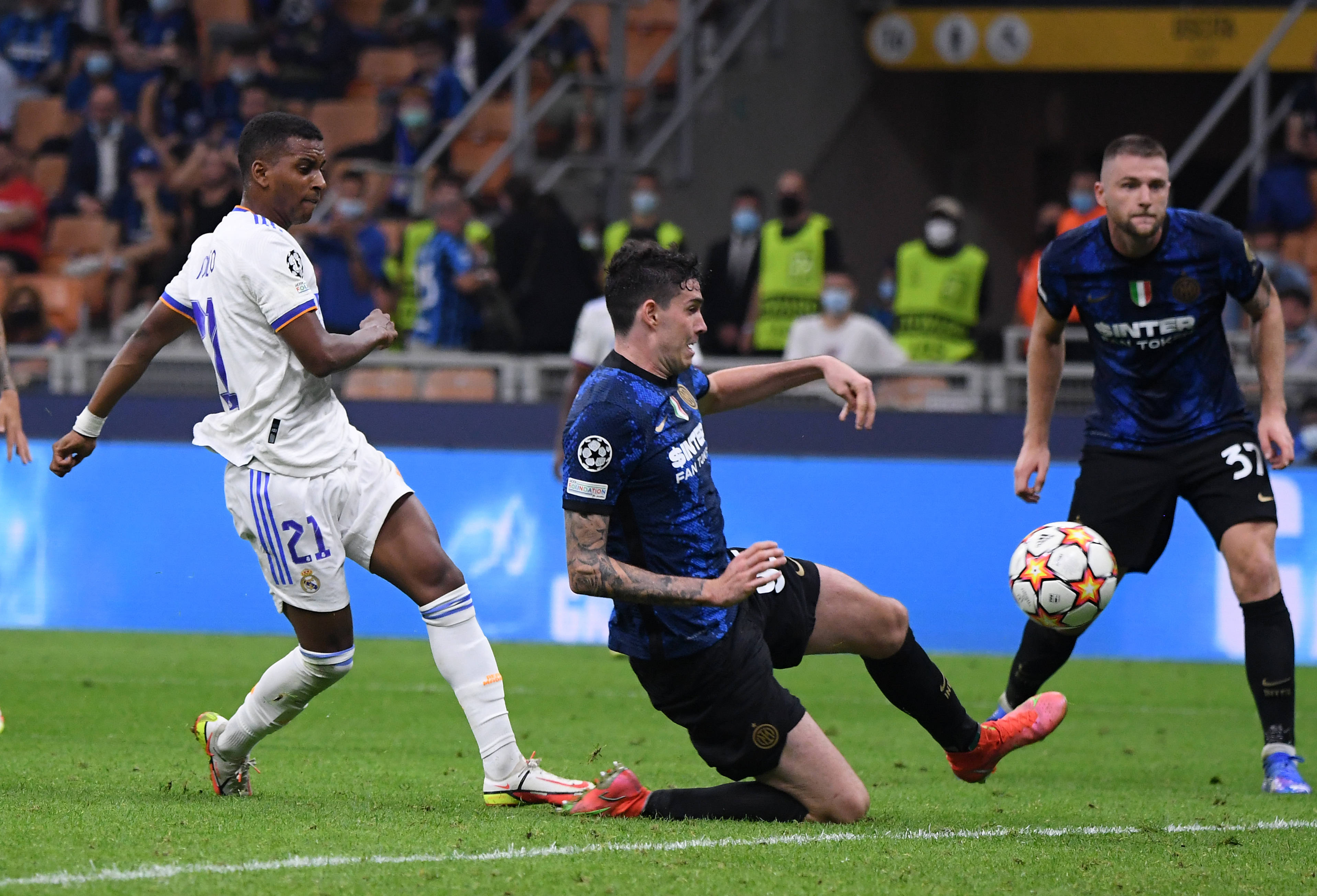 中超改跨年制，融入世界还是盲目跟风？（中超跨年赛制：接轨国际还是盲从潮流？）