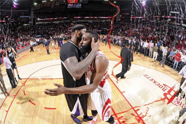 本泽马评选历史最佳阵容：（本泽马心目中的历史最佳阵容揭晓）