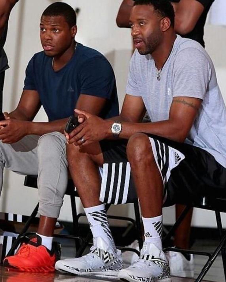 越来越大了，泰州高速口已经搭好巨幅“苏超”冠军标语（泰州高速口竖起巨幅苏超冠军标语，声势愈发壮大）