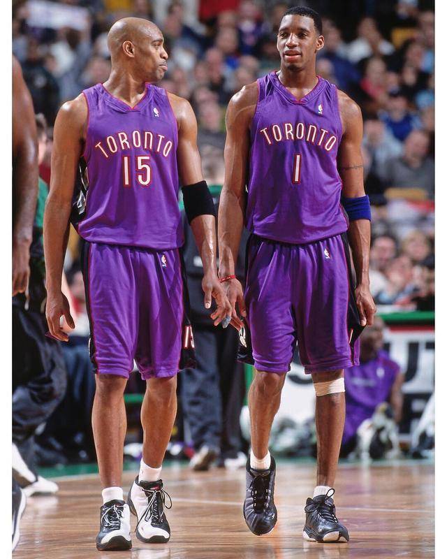 以全新视角回顾AC米兰对阵罗马的比赛📽️🔴⚫（换个角度再看AC米兰对阵罗马的较量🎥🔴⚫）